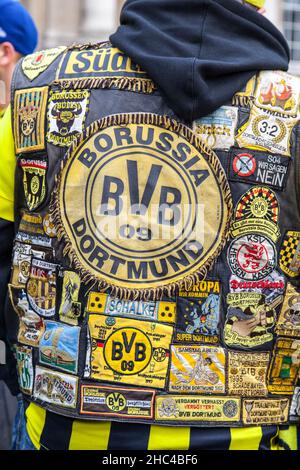 Aufkleber auf einer Fächerjacke. bvb09 Fans des Fußballclubs Borussia Dortmund feiern am Trafalgar Square vor dem Champions-League-Spiel am 25. Mai 2013. Stockfoto