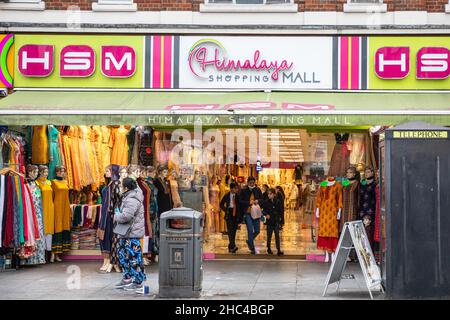 Southall High Street und Himalaya Shopping Mall, Geschäfte und Geschäfte in Southall, London, Großbritannien Stockfoto