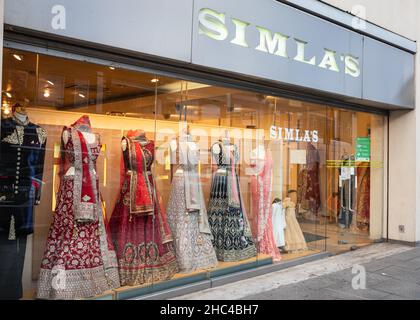 Saris und asiatische Damenoutfits werden in Schaufensterpuppen, Southall High Street, London, Großbritannien, ausgestellt Stockfoto