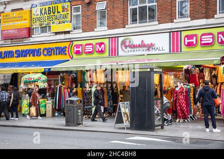 Southall High Street und Himalaya Shopping Mall, Geschäfte und Geschäfte in Southall, London, Großbritannien Stockfoto