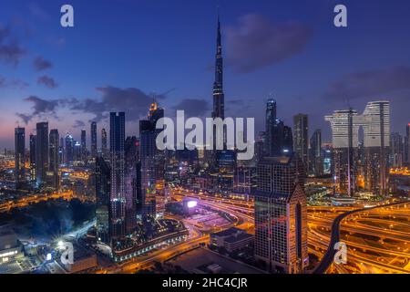 Skyline von Dubai mit wunderschöner Stadt in der Nähe der verkehrsreichsten Autobahn von Dubai Stockfoto