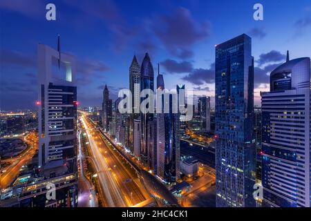 Skyline von Dubai mit wunderschöner Stadt in der Nähe der verkehrsreichsten Autobahn von Dubai Stockfoto