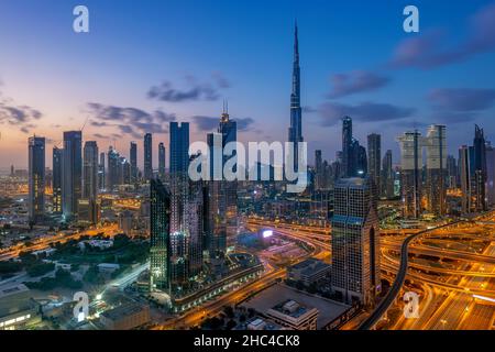 Skyline von Dubai mit wunderschöner Stadt in der Nähe der verkehrsreichsten Autobahn von Dubai Stockfoto