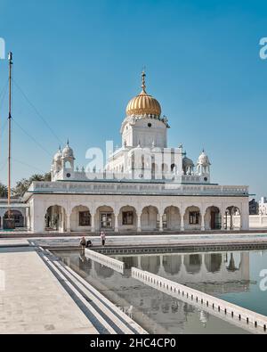 Szenische Aufnahme des Gotteshauses Gurudwara Bangla Sahib Ji in Neu-Delhi, Indien Stockfoto