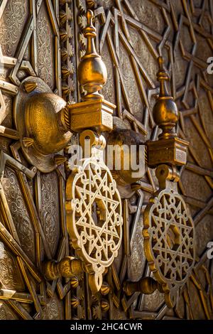 Messing Türklopfer des königlichen Palastes in Fès, Oulad Tayeb, Marokko Stockfoto