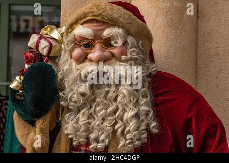 malaga, spanien 22. dezember 2021 Weihnachtsmann Gesicht mit Geschenken Straße Statue Stockfoto