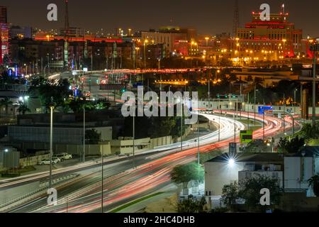 Schöne Luftaufnahme der Al Rayyan Road Doha, Doha Verkehr und Straßen Stockfoto