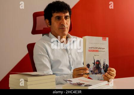 London, Großbritannien. 20th. Mai 2021. Das Buch „Syrien: Al-Qaida's New Home - Biography of Abu Musab Al-Zarqawi“ wurde in London vom Journalisten und Filmemacher Medyan Dairieh veröffentlicht. Das Buch ist der zweite Band der Serie 'From Inside the Dschihadist Movements', in der Dairieh seltene und exklusive Informationen über dschihadistische Bewegungen liefert, die er über mehrere Jahre gesammelt hat. Das Buch wurde in arabischer Sprache veröffentlicht und soll demnächst ins Englische übersetzt werden. In dem Buch wirft der Autor einen tiefen Blick in die Al-Qaida-Organisation, besonders seit ihrer Gründung Stockfoto