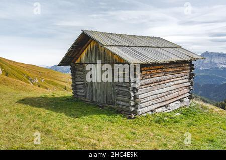 Holzhütte in den dolomiten an einem sonnigen Tag Stockfoto