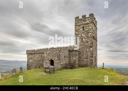 St. Michael’s Hilltop Church in Brentor am Rande von Dartmoor. Stockfoto