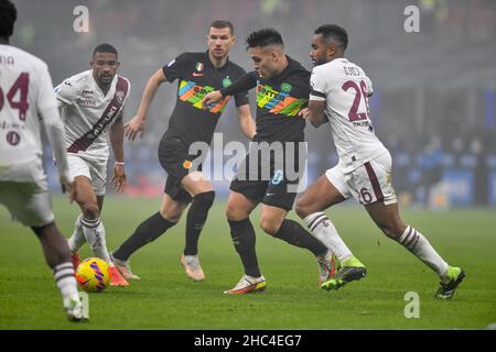 Mailand, Italien. 22nd, Dezember 2021. Lautaro Martinez (10) von Inter und Koffi Djidji (26) von Turin gesehen während der Serie Ein Spiel zwischen Inter und Turin bei Giuseppe Meazza in Mailand. (Bildnachweis: Gonzales Photo - Tommaso Fimiano). Stockfoto