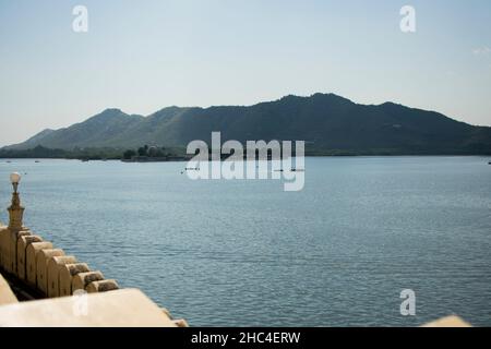 Pichola See ist in Udaipur Stadt im indischen Bundesstaat Rajasthan gelegen Stockfoto