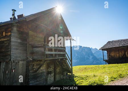 Die Sonne scheint über dem alten Scheunenhaus in den dolomiten Stockfoto