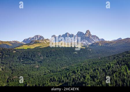 Blick auf Wald und Pale di san martino Berge in den dolomiten von oben Stockfoto