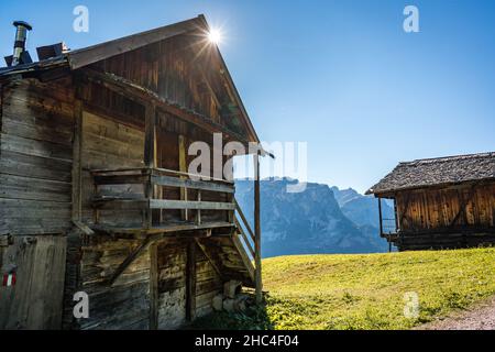 Die Sonne scheint über dem alten Scheunenhaus in den dolomiten Stockfoto