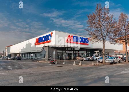 Fossano, Cuneo, Italien - 23. Dezember 2021: Supermarktgebäude Mercatò in corso Regina Elena, Mercatò ist eine italienische Supermarktkette der Dimar S.. Stockfoto