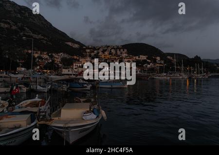 Mediterraner Hafen mit kleinen Segelbooten in der Dämmerung, Kas Türkei Stockfoto