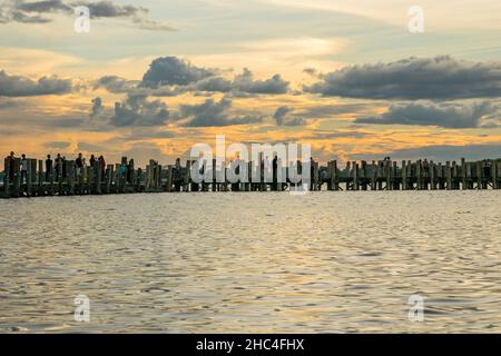 Blick auf die U-Bein-Brücke, aus Teakholz gebaut, während des Sonnenuntergangs, im Taungthaman Lake in der Nähe von Mandalay, Burma Stockfoto