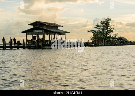 Blick auf die U-Bein-Brücke, aus Teakholz gebaut, während des Sonnenuntergangs, im Taungthaman Lake in der Nähe von Mandalay, Burma Stockfoto