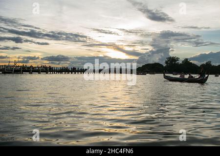 Blick auf die U-Bein-Brücke, aus Teakholz gebaut, während des Sonnenuntergangs, im Taungthaman Lake in der Nähe von Mandalay, Burma Stockfoto