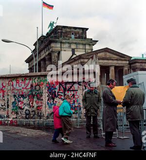 Mann und Kinder beim Grenzübergang Brandenburger Tor in Ost-Berlin, Februar 1990. Der Kreuzungspunkt befand sich auf dem Rig Stockfoto