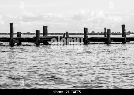 Blick auf die U-Bein-Brücke, aus Teakholz gebaut, während des Sonnenuntergangs, im Taungthaman Lake in der Nähe von Mandalay, Burma Stockfoto