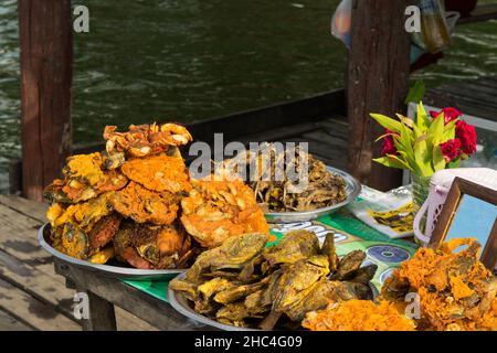 Gebratene Meeresfrüchte und Street Food, birmanische Küche, verkauft an der U-Bein Brücke, in der Nähe von Mandalay, Myanmar. Stockfoto