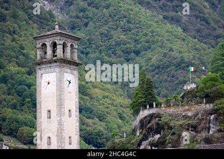 Kirche Glockenturm in Prosto Italien mit italienischer Flagge – kleines italienisches Dorf in den europäischen Alpen, beliebt bei B&B-Unterkünften Stockfoto