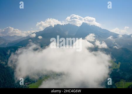 Luftaufnahme der latemar-Berge in den dolomiten an einem sonnigen Tag Stockfoto