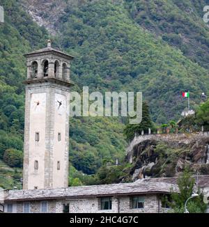 Kirche Glockenturm in Prosto Italien mit italienischer Flagge – kleines italienisches Dorf in den europäischen Alpen, beliebt bei B&B-Unterkünften Stockfoto