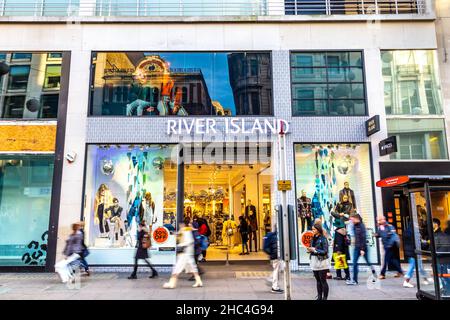 Fassade des Bekleidungshauses River Island in der Oxford Street, London, Großbritannien Stockfoto