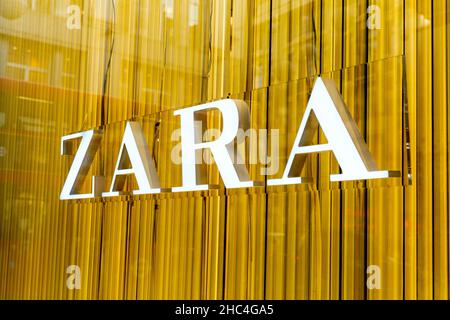 Logo der High Street Modehaus Zara im Store display Fenster, Oxford Street, London, UK Stockfoto