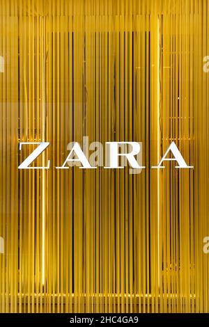 Logo der High Street Modehaus Zara im Store display Fenster, Oxford Street, London, UK Stockfoto