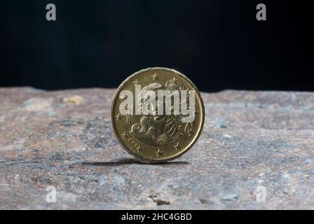 Zehn Eurocent, Italien 2002. Metallmünzwert, Beispiel der Wirtschafts- und Kaufkraft Stockfoto