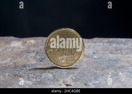 Zehn Eurocent, Italien 2002. Metallmünzwert, Beispiel der Wirtschafts- und Kaufkraft Stockfoto
