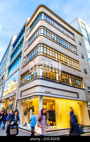 Außenansicht eines Zara-Geschäfts in der Oxford Street, London, Großbritannien Stockfoto