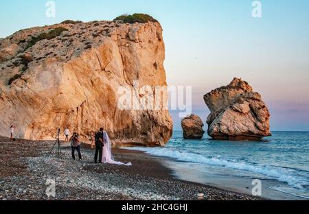 Hochzeitsfotografie am Strand Petra tou Romiou, Zypern Stockfoto