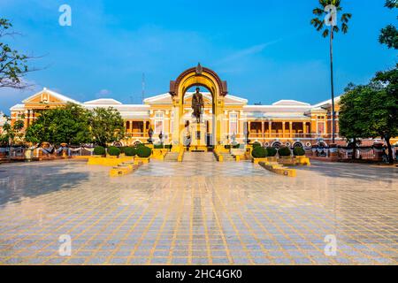 Statue von König Rama IV. Vor dem Saranrom Palast (Museum des Außenministeriums), Bangkok, Thailand Stockfoto