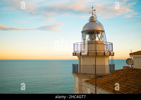 Peniscola Leuchtturm von der Altstadt von Peniscola aus gesehen Stockfoto