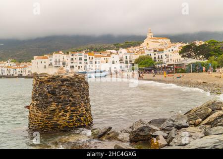 Cadaques Stadtbild mit Felsen im Vordergrund Stockfoto