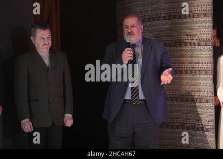 KIEW, UKRAINE - 21. DEZEMBER 2021 - der Vorsitzende des Mejlis des krimtatarischen Volkes Refat Chubarov hält eine Rede während der Premiere von The Leg Stockfoto