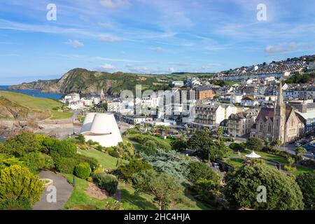 Blick auf den Hafen und die Stadt Ilfracombe mit dem Landmark Theatre in Jubilee Gardens Ilfracombe Devon England GB Europa Stockfoto