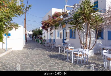 Traditionelle Gasse im Dorf Chora, Insel Folegandros, Kykladen, Griechenland. Stockfoto