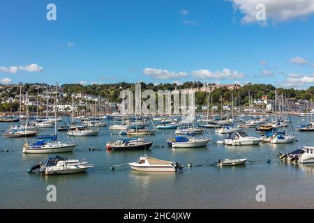 Schiffe vertäuten im Hafen von Dartmouth mit dem Britannia Royal Naval College im Hintergrund, Devon, England, Vereinigtes Königreich Stockfoto