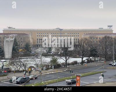 Platz der Luftbrücke, Berlin, Deutschland. 12th. Dezember 2021. Platz der Luftbrücke, Berlin, Deutschland, an der Grenze zwischen den Ortschaften Tempelhof und Stockfoto