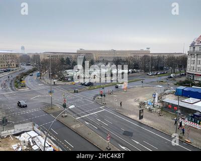 Platz der Luftbrücke, Berlin, Deutschland. 12th. Dezember 2021. Platz der Luftbrücke, Berlin, Deutschland, an der Grenze zwischen den Ortschaften Tempelhof und Stockfoto