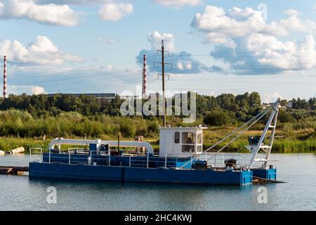 Baggern auf Wasser in einem Sandsteinbruch, Abbau von nichtmetallischen Materialien Stockfoto