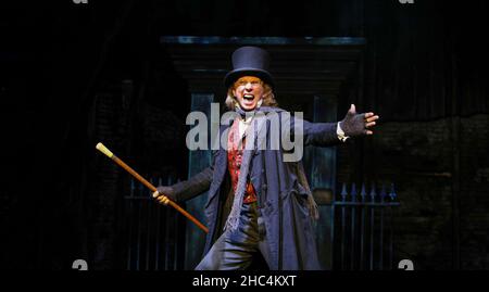 Tommy Steele (Ebenezer Scrooge) in SCROOGE im Londoner Palladium, London W1 08/11/2005 nach 'A Christmas Carol' von Charles Dickens Buch, Musik & Texte: Leslie Bricusse Design: Paul Farnsworth Beleuchtung: Nick Richings Choreographie: Lisa Kent Illusions: Paul Kieve Regie: Bob Tomson Stockfoto