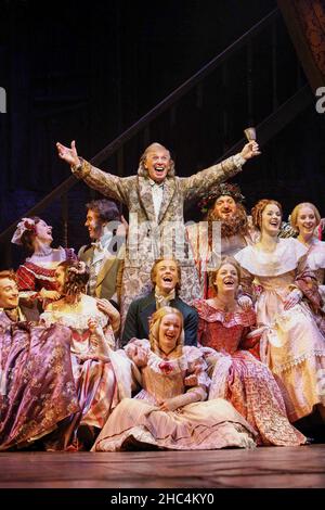 Top Center: Tommy Steele (Ebenezer Scrooge) in SCROOGE im London Palladium, London W1 08/11/2005 nach 'A Christmas Carol' von Charles Dickens Buch, Musik & Texte: Leslie Bricusse Design: Paul Farnsworth Beleuchtung: Nick Richings Choreographie: Lisa Kent Illusions: Paul Kieve Regie: Bob Tomson Stockfoto