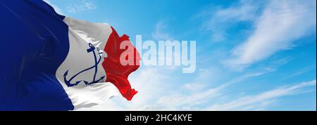 Flagge von Marque CEMM, Stabschef der französischen Marine, Frankreich bei bewölktem Himmel bei Sonnenuntergang, Panoramablick. Französisches Reise- und Patriot-Konzept. Stockfoto